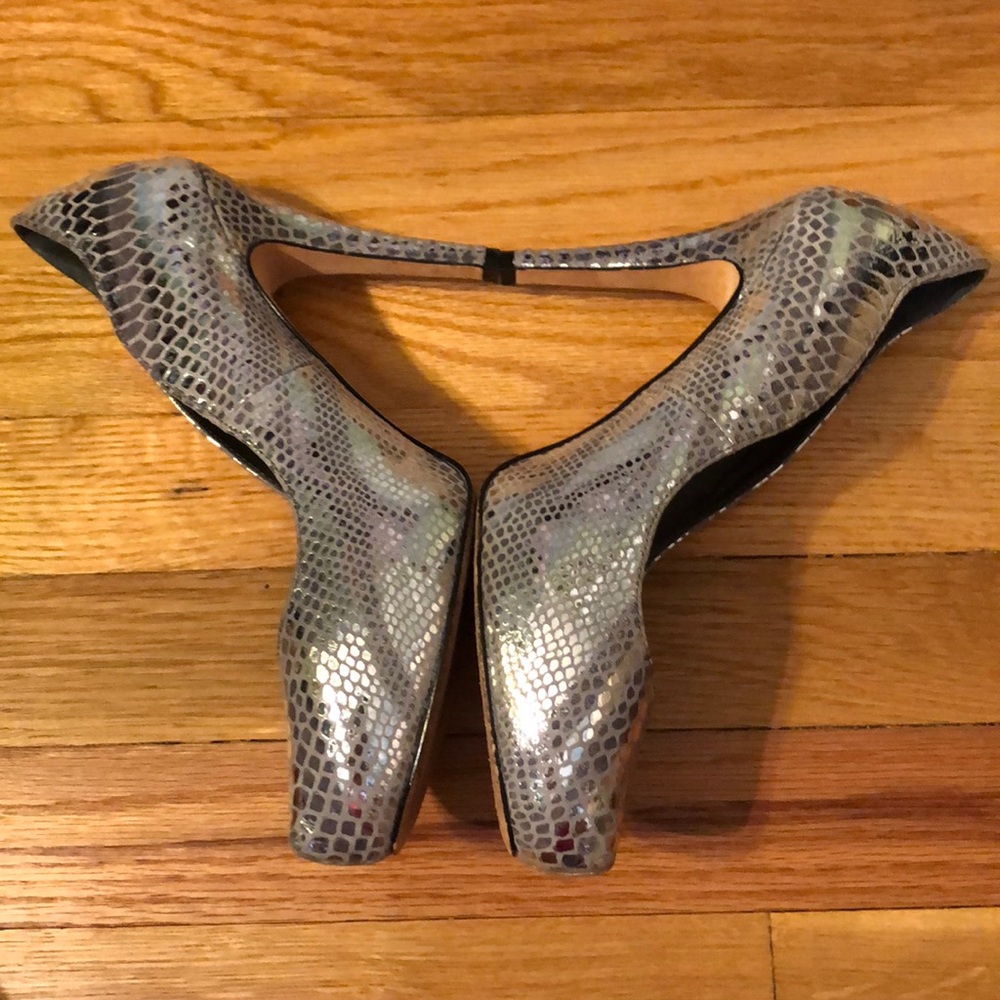 White House/Black Market Rece Snakeskin pumps - Picture 3 of 9